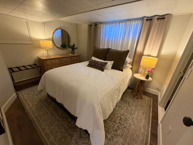 Building Photo - Newly remodeled and furnished 1 bedroom