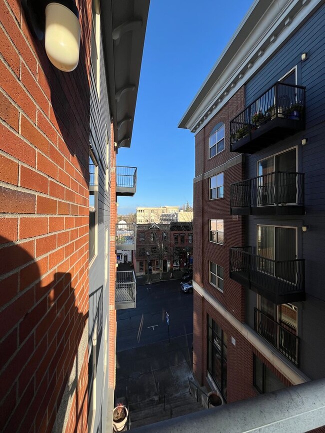 Building Photo - Wonderful Condo Located In Downtown Fairhaven