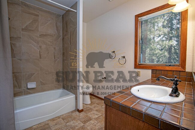 Building Photo - Gorgeous Condo in Central Incline - Dog fr...