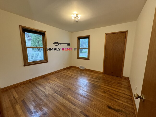 Building Photo - 4 Bedroom Near Campus with Hardwood Floors!