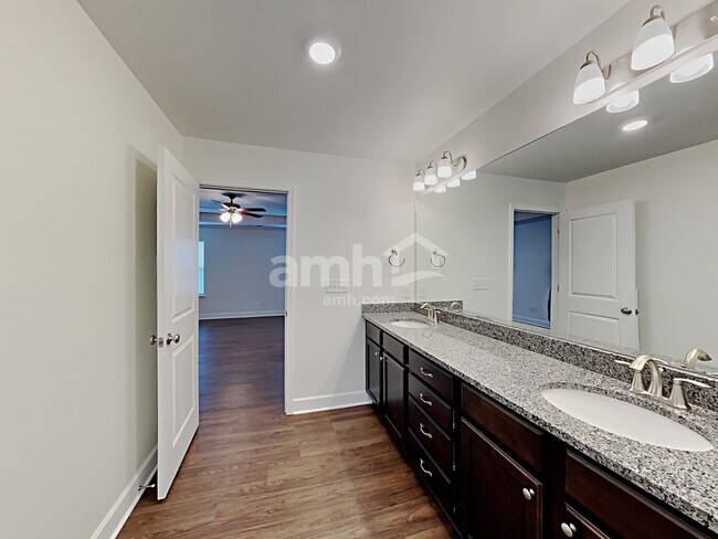 Building Photo - 4511 Tarpon Dr