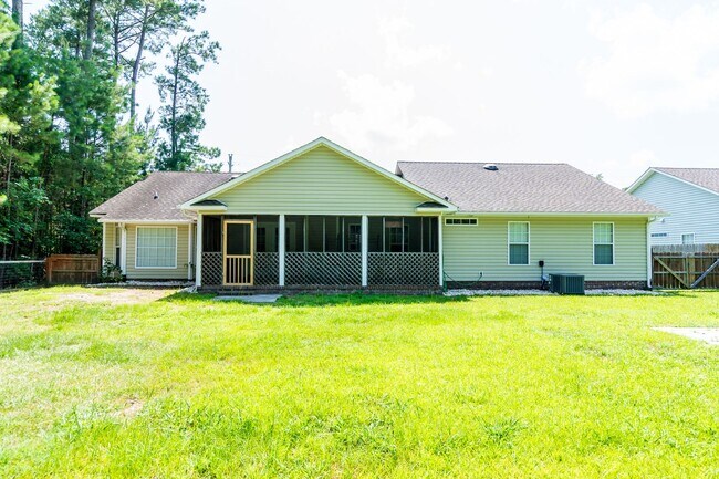Building Photo - Great home in Hubert