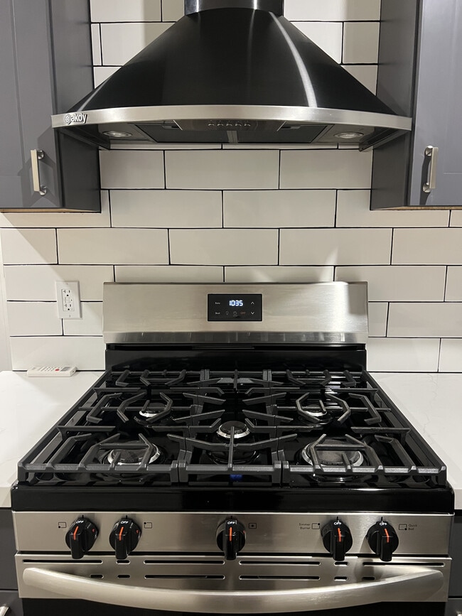 Building Photo - 225 N Cloverdale Blvd