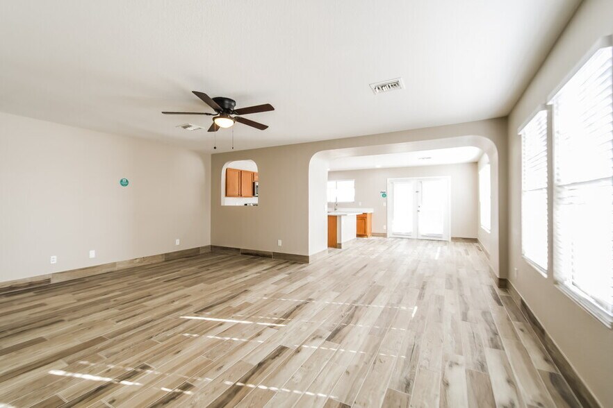 Building Photo - 10548 W Angels Ln