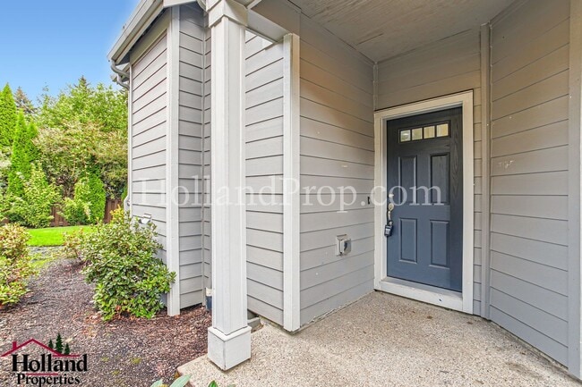 Building Photo - Charming 3-Bedroom Townhome in Prime Hills...