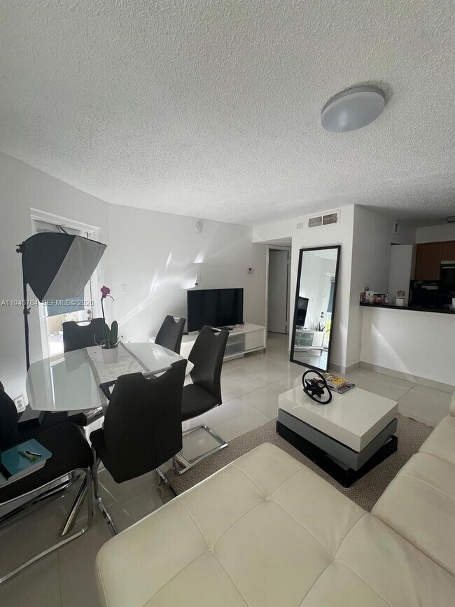 Building Photo - 550 S Park Rd