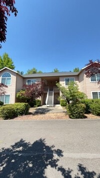 Building Photo - 3 Bedroom 2 Bath Downstairs Apartment