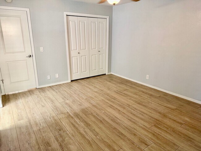 Building Photo - Beautiful Townhome with Great Schools, Great Location! Pet Friendly!