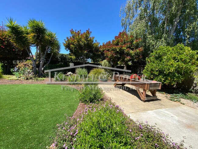 Building Photo - Beautifully Remodeled 4 Bed/2 Full Bath + ...