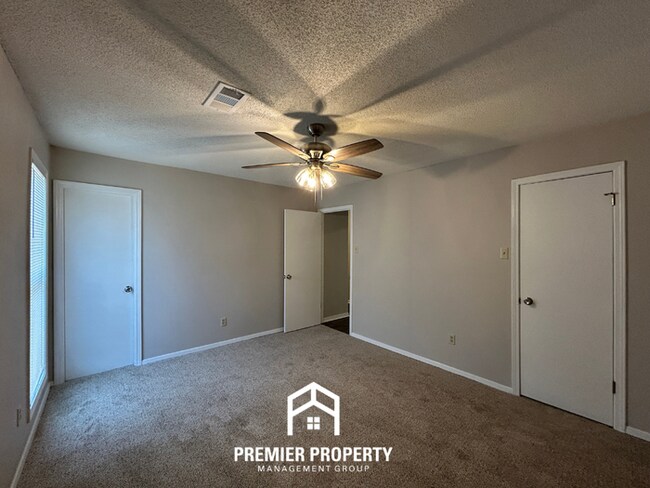 Building Photo - 3BR/2BA Home w/ Vaulted Ceilings, Brick Fireplace & 2-Car Garage in Memphis