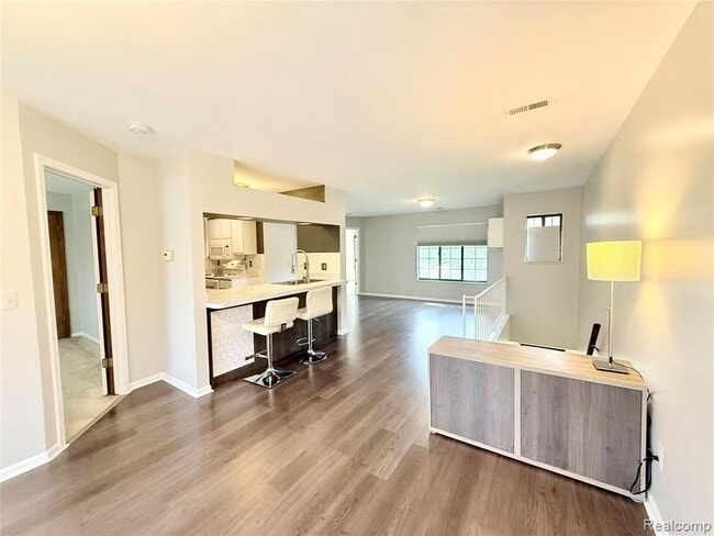 Building Photo - 1550 Meadowside Dr