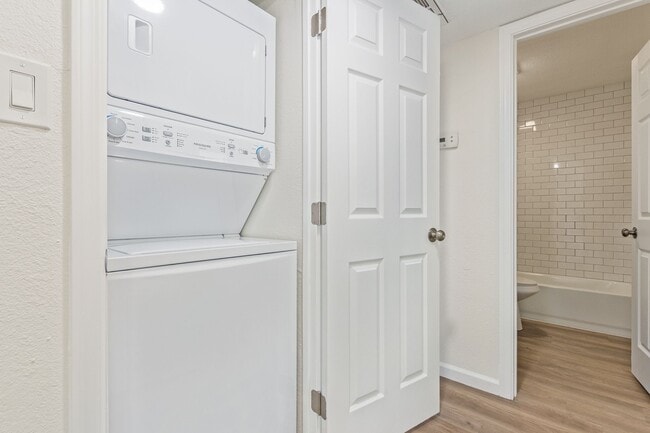 Building Photo - 2 Bed 1 Bath with Private Patio - Central Mesa Location, On Broadway Apartments
