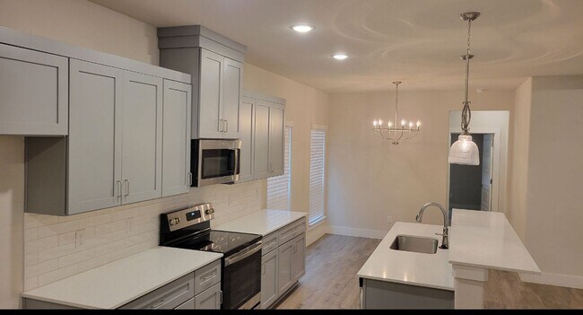 Building Photo - Enclosed Fenced Yard - 3/2/2 - Commuter Friendly