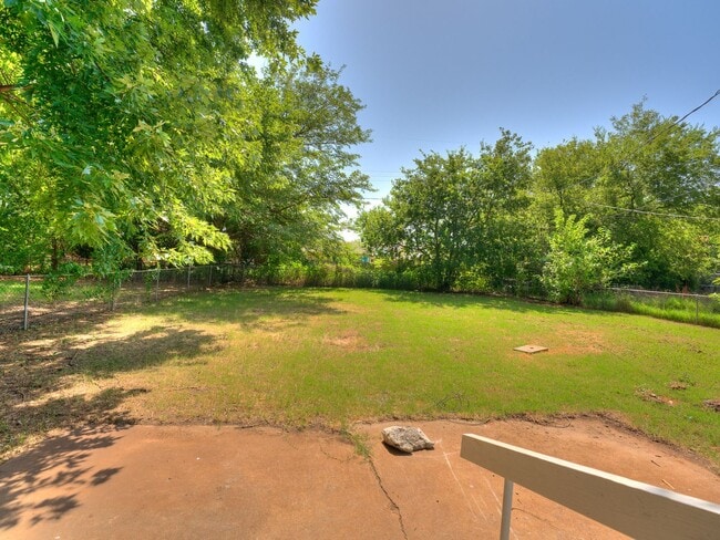 Building Photo - 3 Bedroom 1 Bath Home in Shawnee!