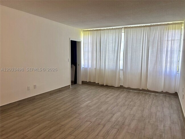 Building Photo - 1591 NE Miami Gardens Dr