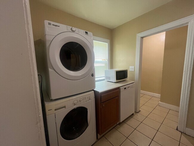 Building Photo - Charming 1 bed 1 bath 1930's bungalow in Midtown!