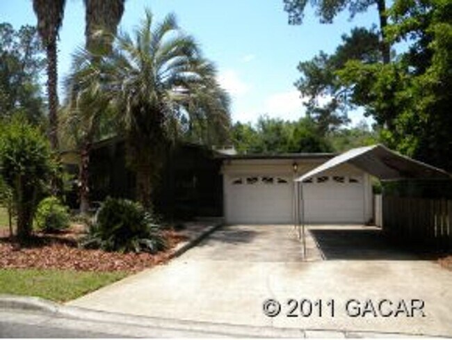 Building Photo - Black Acres-Three Bedroom, Two Bath 2068sf 1/2 mile to Law School or the Swamp