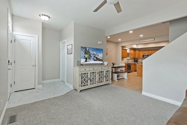 Building Photo - Stunning Daybreak Townhome!  $500 MOVE IN ...
