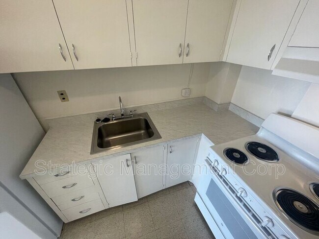 Building Photo - 1735 Young St