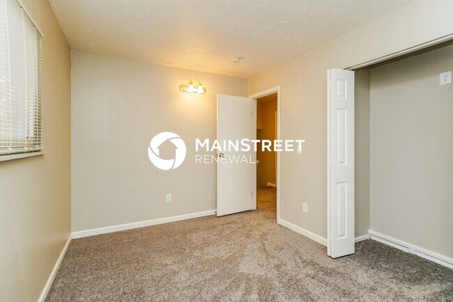 Building Photo - 3 Bedroom Pet-Friendly Home in COLUMBUS, OH with Main Street Renewal