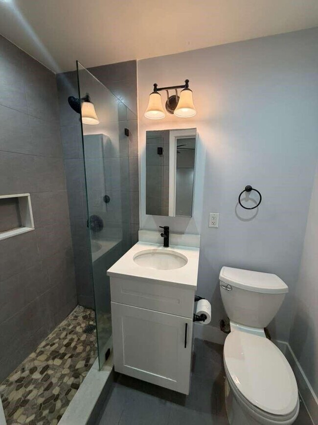 Building Photo - 820 N Victoria Park Rd