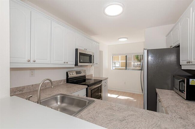 Building Photo - 9481 Palm Cir