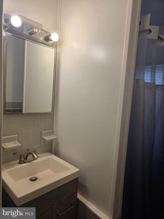 Building Photo - 1003 Maple St