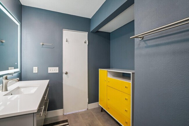 Building Photo - 2727 S Sierra Madre