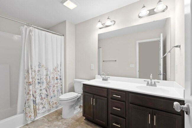 Building Photo - Beautiful Townhome!