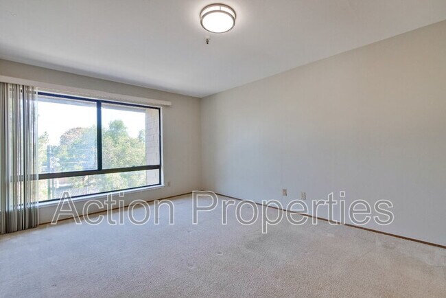 Building Photo - 49 Showers Dr