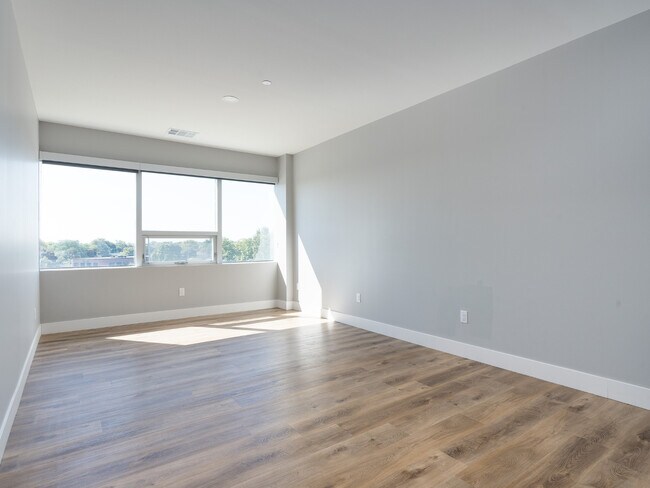 Building Photo - Lindsey Living