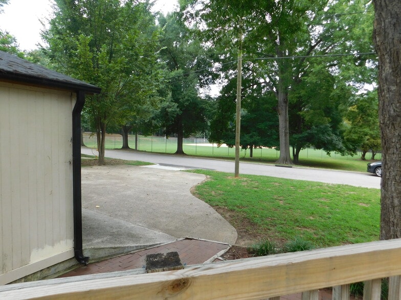 Building Photo - 700 Monroe Dr