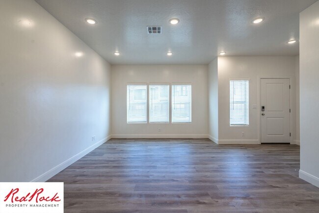 Building Photo - Stunning Spacious 3 Bedroom Unit