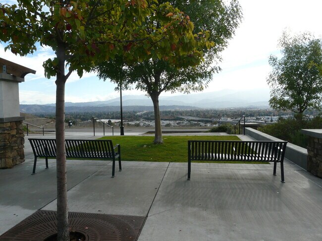 Building Photo - Gorgeous 3 bedroom 2.5 Bath with Bonus Room in Communication Hill