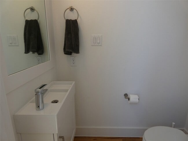 Building Photo - 2317 Moser Ave