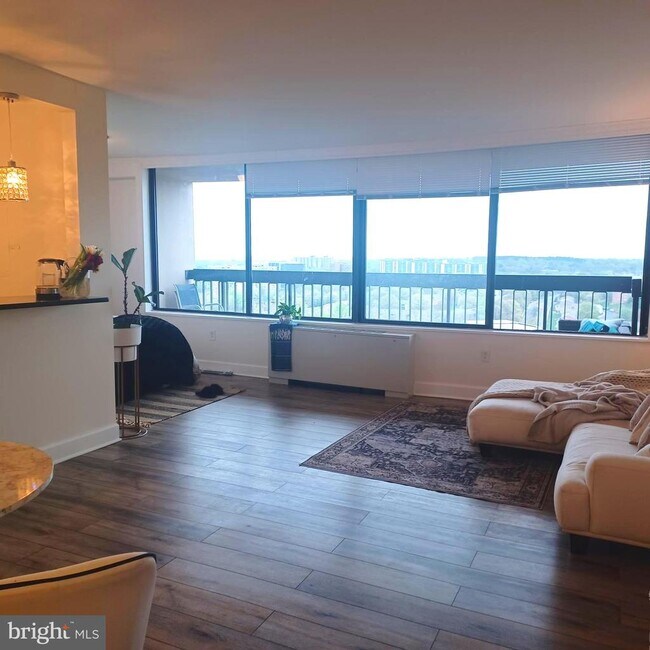 Building Photo - 3705 S George Mason Dr