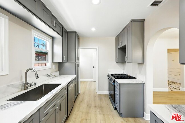 Building Photo - 8853 S Halldale Ave