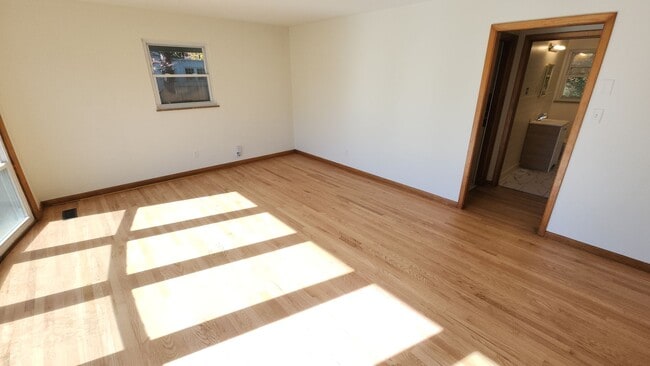 Building Photo - Beautifully updated 3-bedroom, 2-bath home, ready for you to move in!