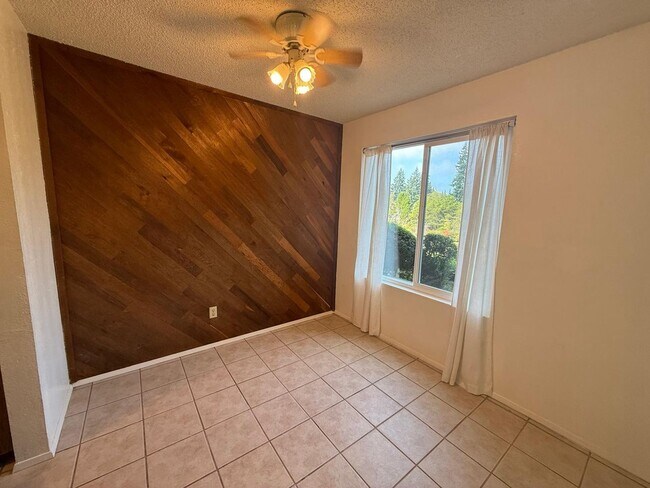 Building Photo - 2 Bedroom 2 Bathroom Sits Right on the Sho...