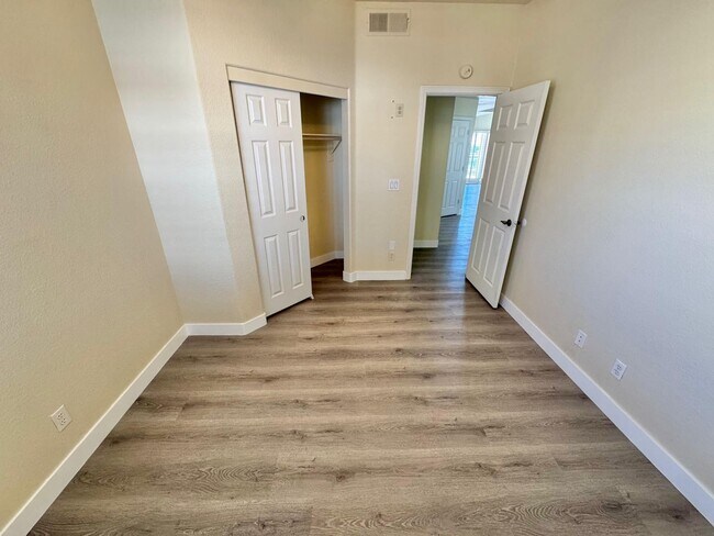 Building Photo - GORGEOUS 2 STORY SPACIOUS 4 BEDROOM HOUSE ...