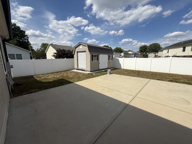 Building Photo - 801 Sunview Dr NW