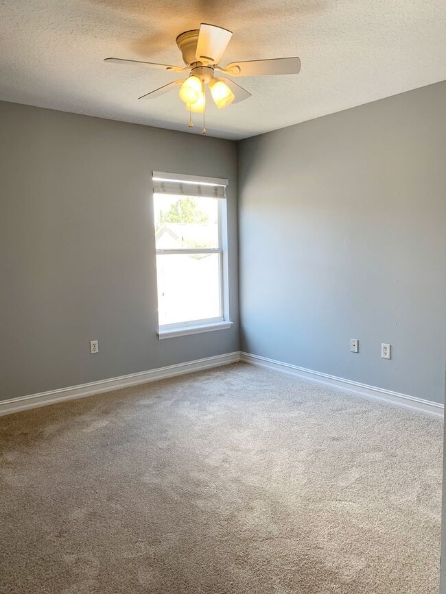 Building Photo - Nice 3/2.5 Single Family Home
