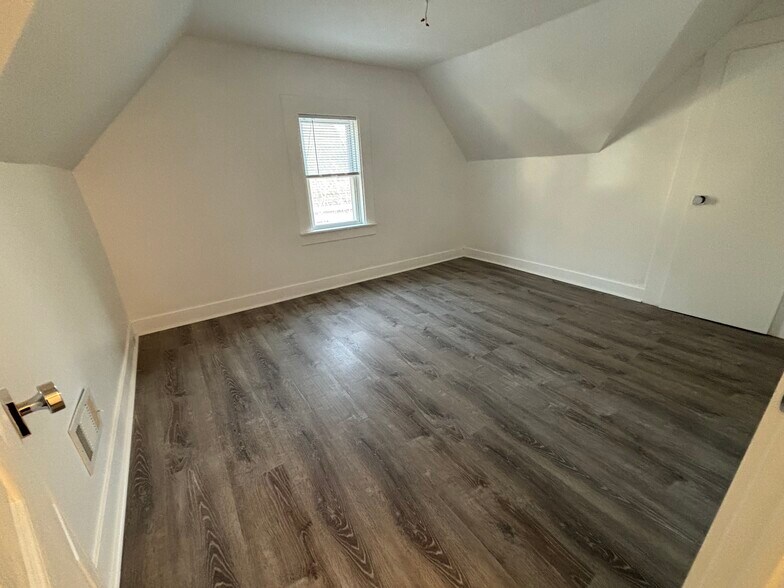 Building Photo - 1744 Farmington Ave