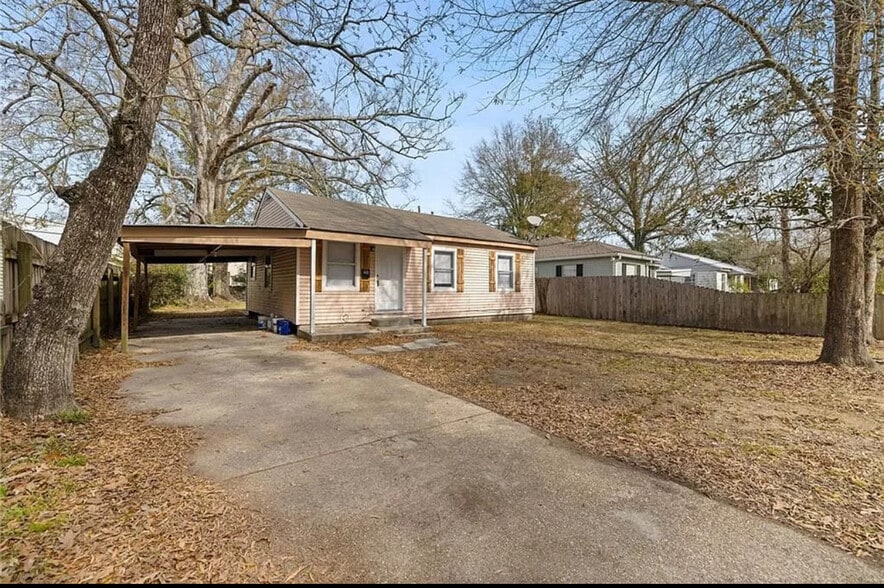 Front yard - 114 Rosewood Dr