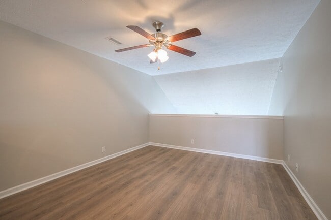 Building Photo - 911 Dahlia Dr