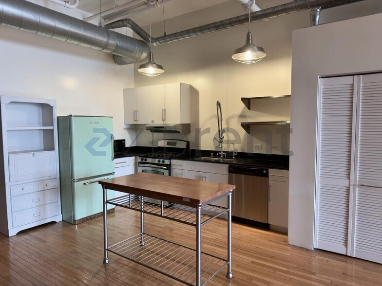 Building Photo - Unit 208