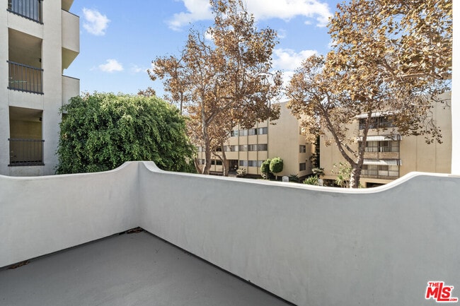 Building Photo - 162 N Almont Dr