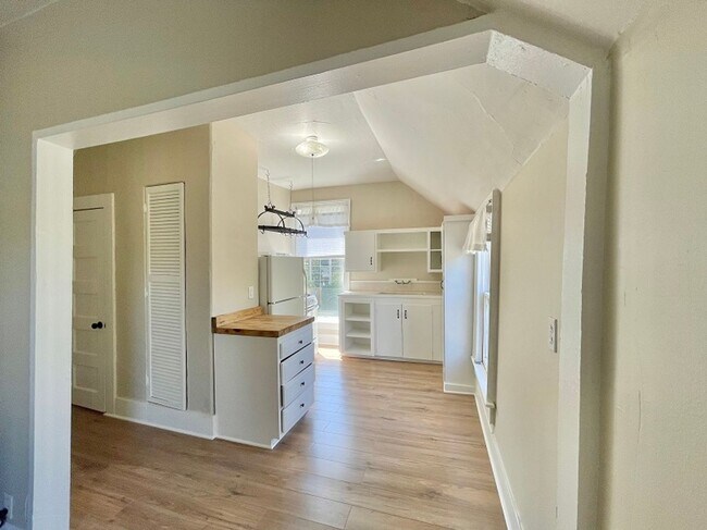 Building Photo - 1429 Elm St