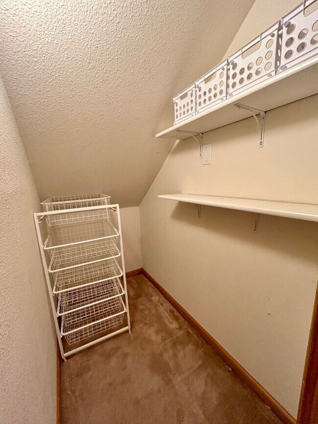 Building Photo - Spacious Garden-level Condo with Kitchenet...