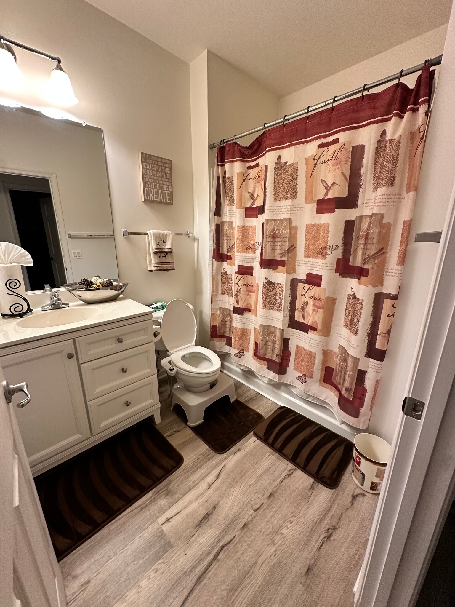 Guest Bathroom - 3810 Lightfoot St